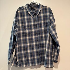 5/25 Women’s Plus Size Long Sleeve Buttoned Shirt in Blue Plaid.